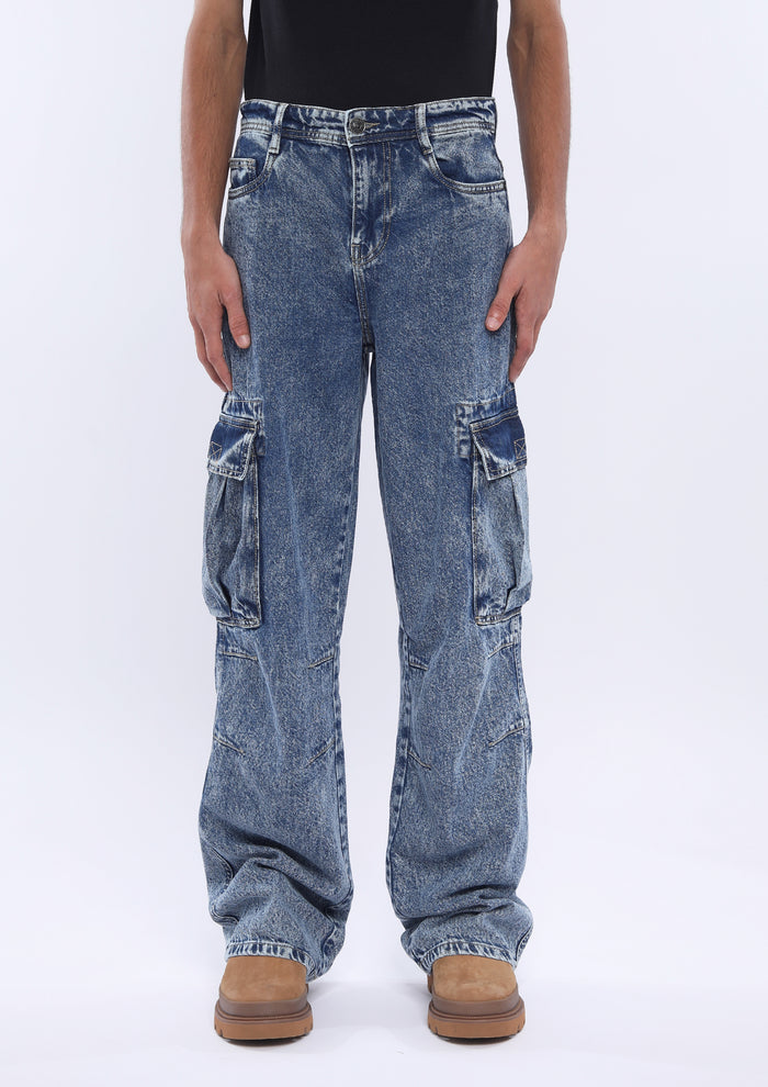 darkblue cargo denim jeans in loose fit with 8 pockets
loose fit jean for men
cargo pants for men