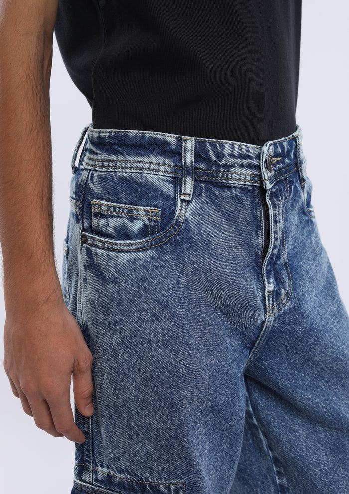 darkblue cargo denim jeans in loose fit with 8 pockets
loose fit jean for men
cargo pants for men