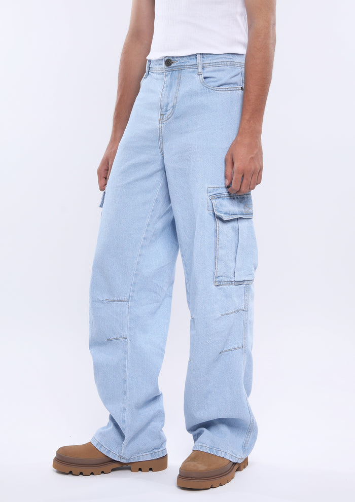 cargo denim jeans in loose fit made from cotton
loose fit jean for men
cargo pants for men