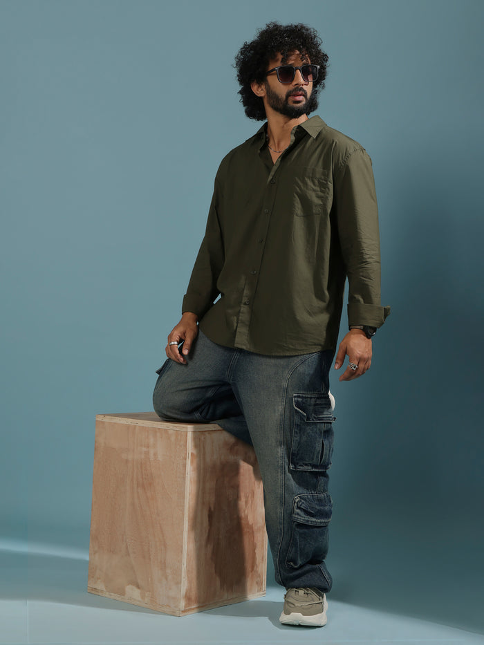 men's green full sleeve solid shirt with premium quality cotton
Men's outfit for every occassion