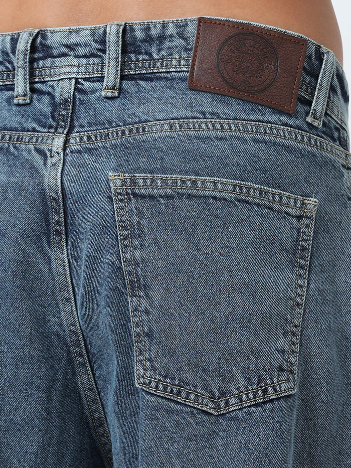 Loose fit washed  jeans with star patch offering a unique look
Loose fit jeans for men
stylish jean for men