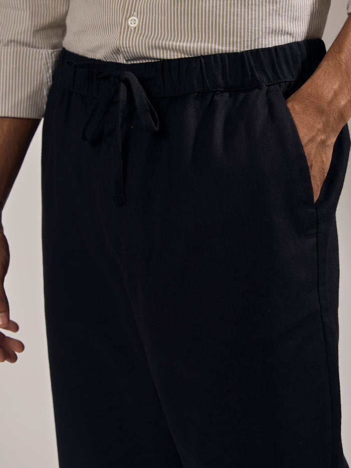 men's black loose fit linen  joggers with an elastic waistband
joggers for men
loose fit joggers for men