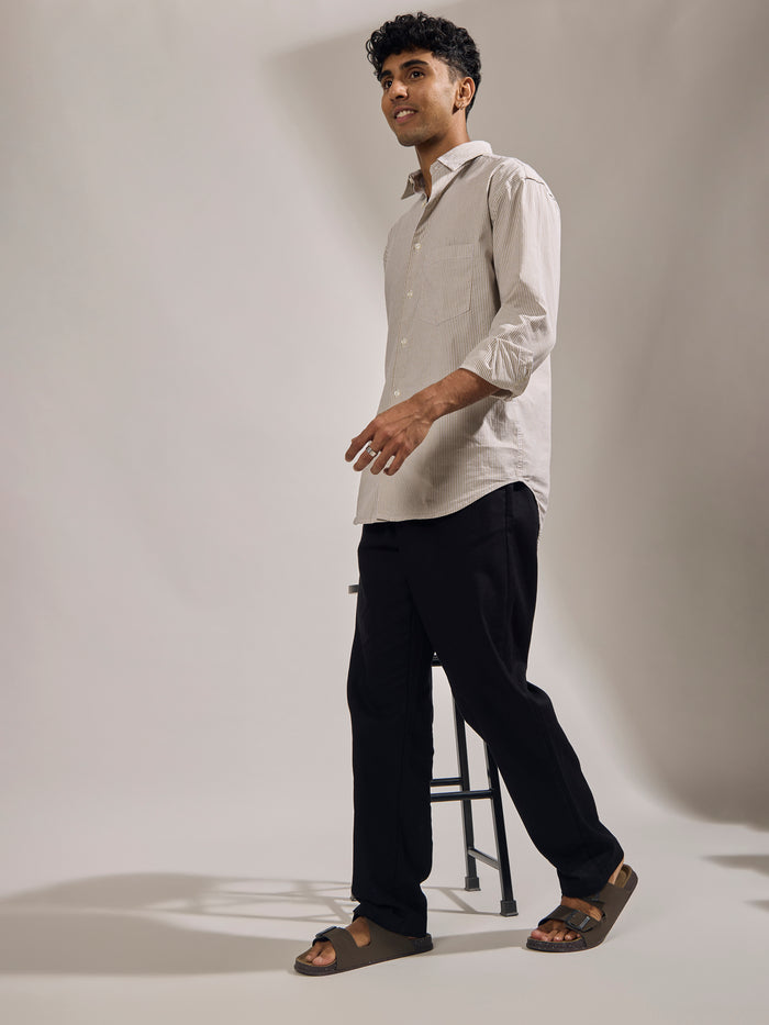 men's black loose fit linen  joggers with an elastic waistband
joggers for men
loose fit joggers for men