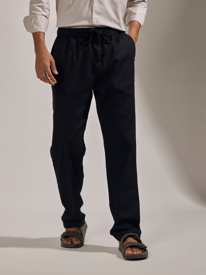 men's black loose fit linen joggers with an elastic waistband
joggers for men
loose fit joggers for men