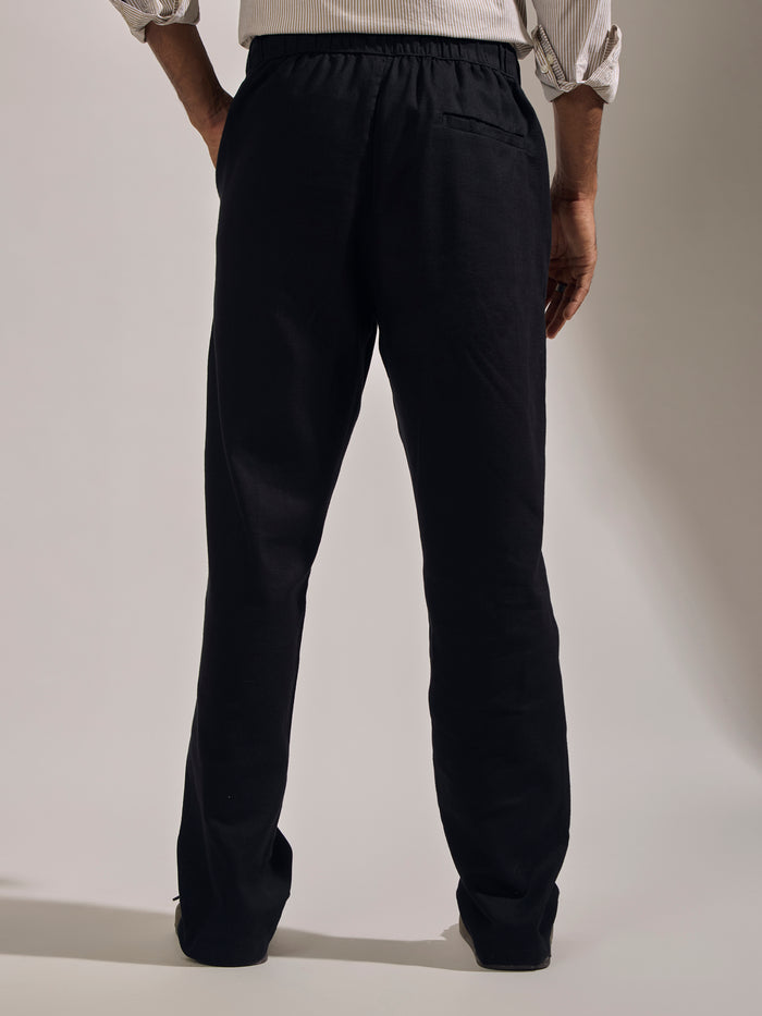 men's black loose fit linen joggers with an elastic waistband
joggers for men
loose fit joggers for men