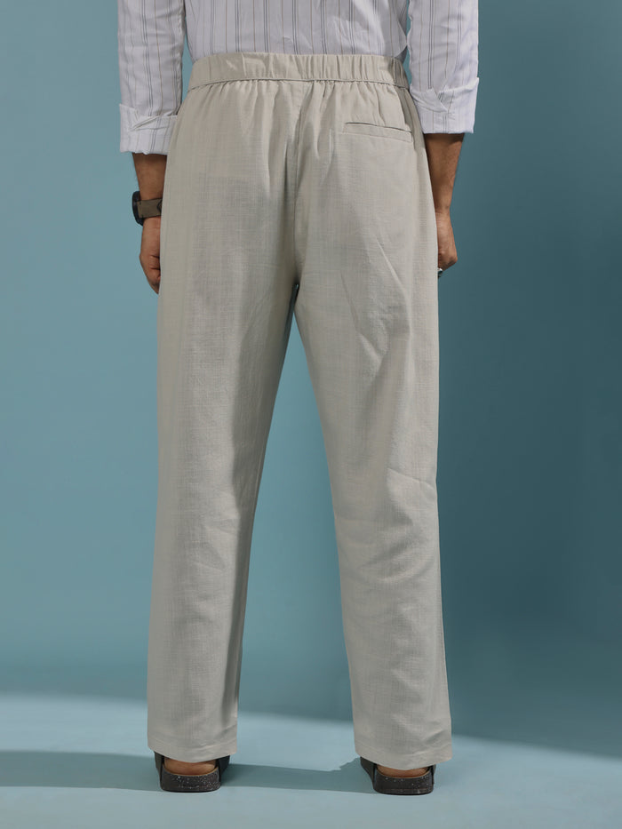 men's light grey loose fit joggers with an elastic waistband
joggers for men
loose fit joggers for men
