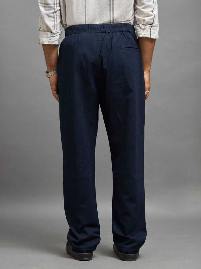 men's navy blue loose fit joggers with an elastic waistband
joggers for men
loose fit joggers for men