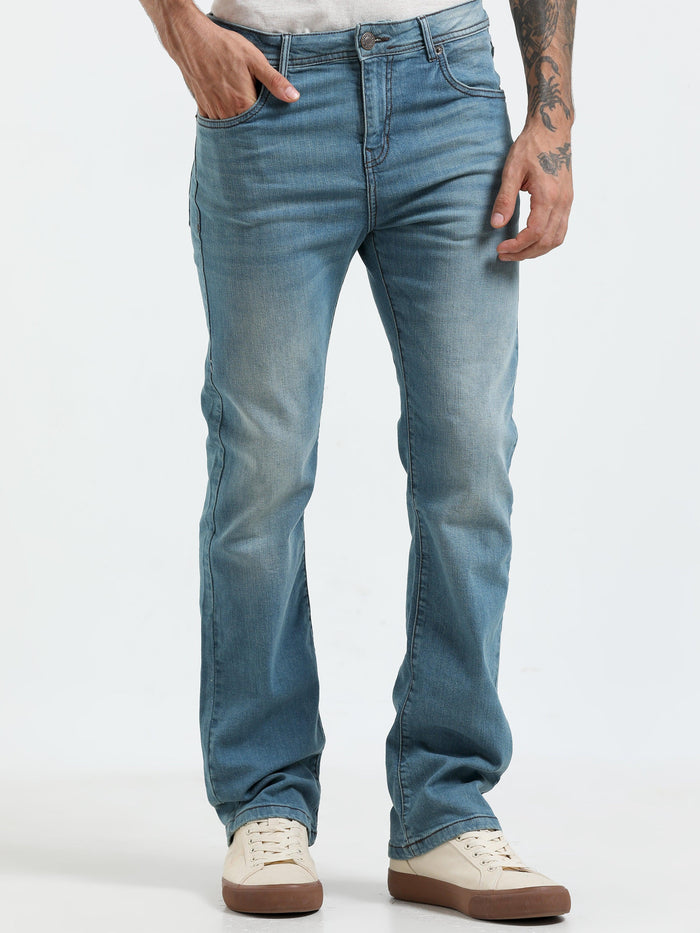 classic clean jeans with light fade and a boot cut fit
bootcut fit jeans for men
light fade jean for men